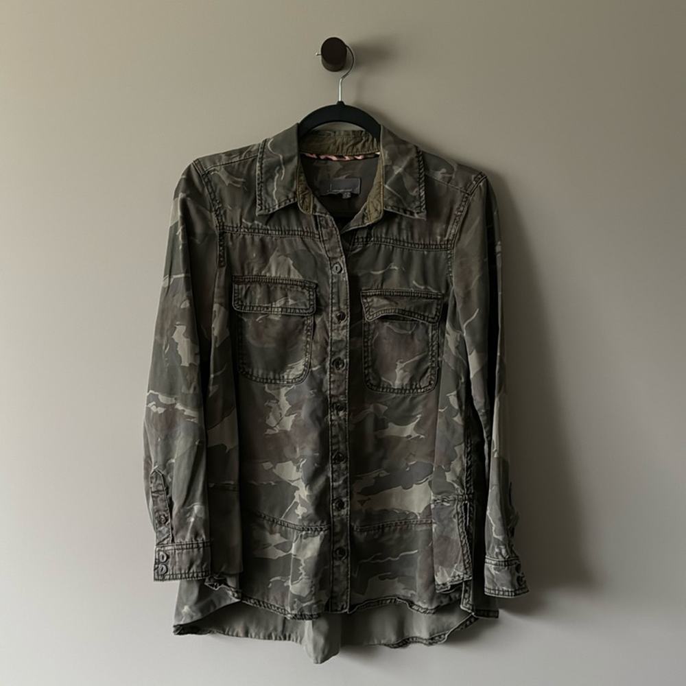 ANTHROPOLOGIE MONTANA CAMO PRINT BUTTON DOWN FLOUNCED HEM TOP SIZE 2